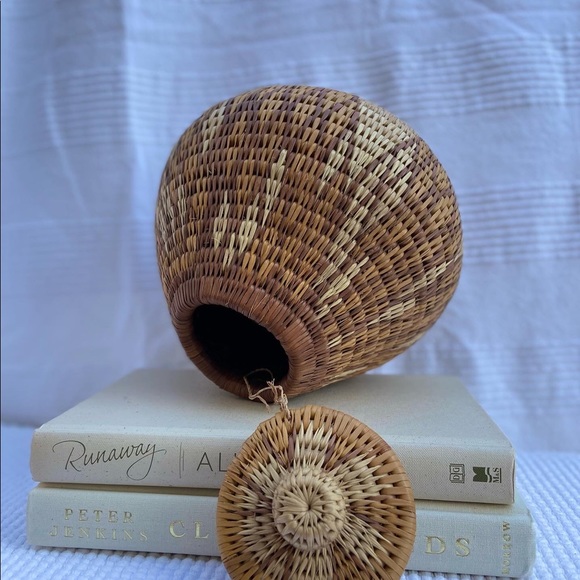 Vintage Handmade Storage Basket with Lid ****RARE FIND***** - Picture 3 of 4